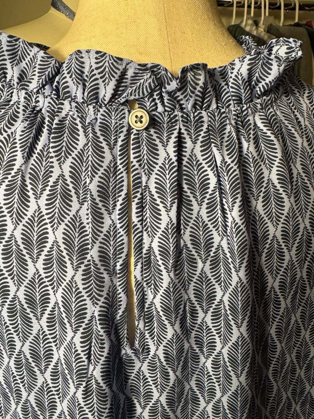 Loft Geo Print Smocked Flutter Sleeve Top Blue Leaf Pattern h1554 - Picture 5 of 6